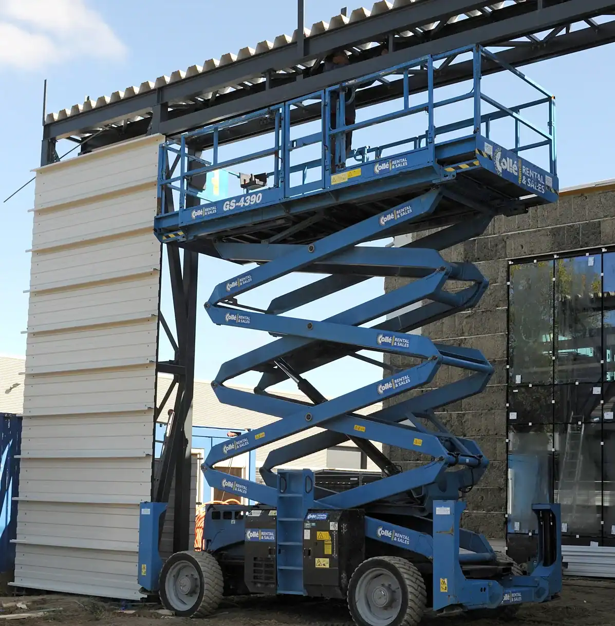 Scissor lift op bouwplaats voor werken op hoogte.
