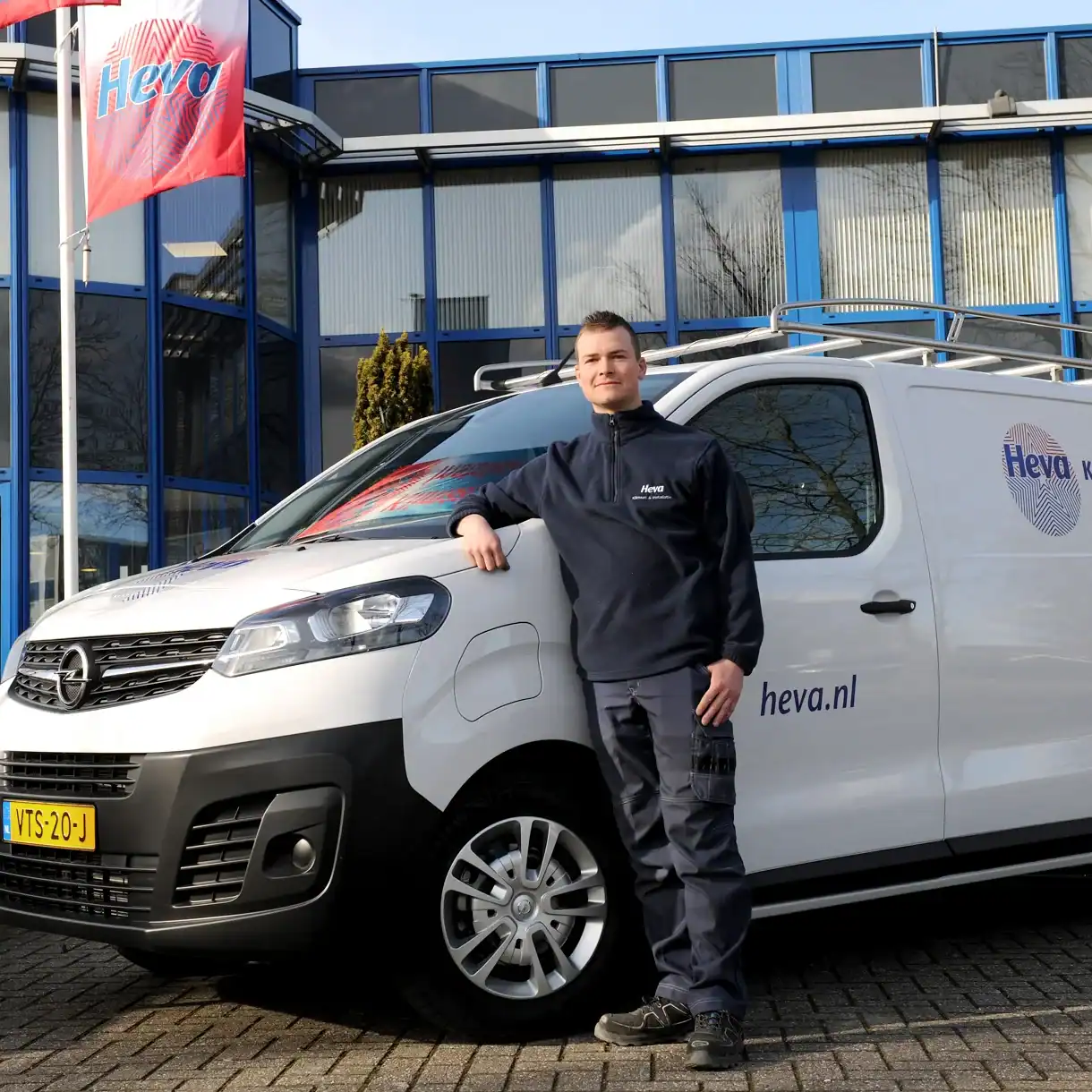 Technicus bij Heva naast bedrijfswagen voor service en onderhoud.