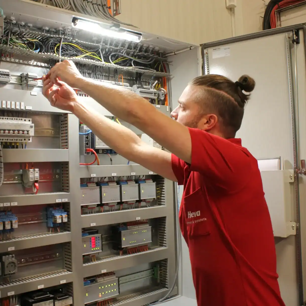Elektricien werkt aan elektrische installatie bij Heva.