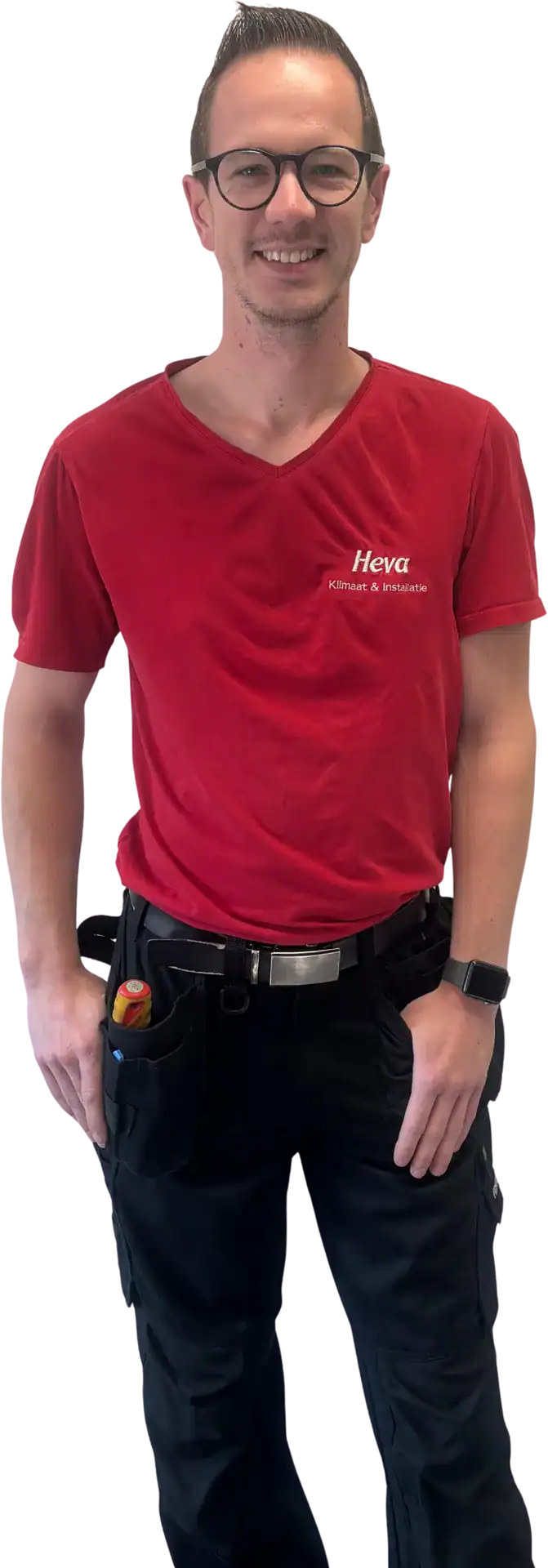 Man in rode Heva T-shirt met gereedschap, glimlachend.