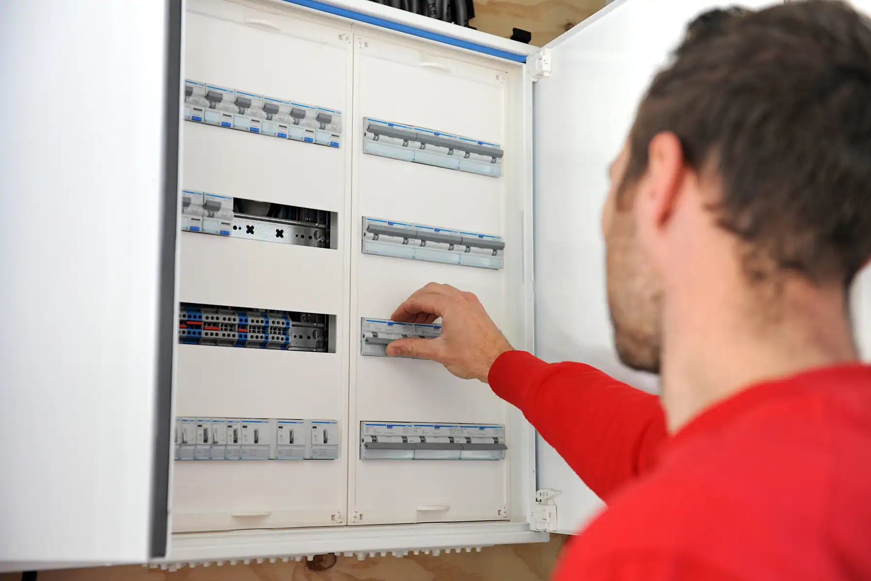 Elektricien installeert of onderhoudt elektrische schakelkasten bij Heva.